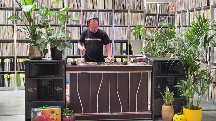 A soul DJ session in the Waxer.eu warehouse