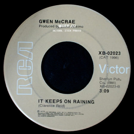 Gwen Mccrae - Rockin' Chair / It Keeps On Raining side B