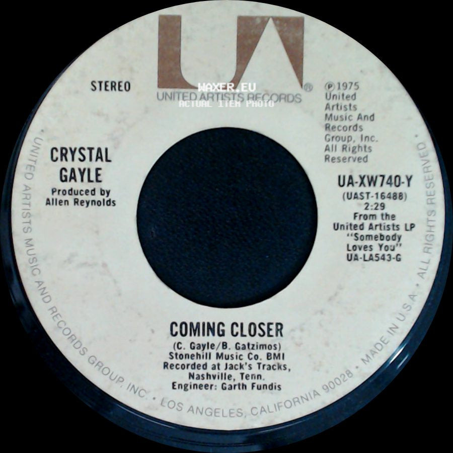 Crystal Gayle - Somebody Loves You / Coming Closer side B