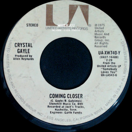Crystal Gayle - Somebody Loves You / Coming Closer side B