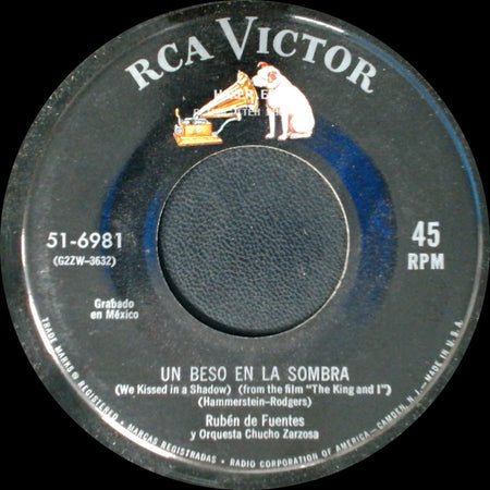 Rubén De Fuentes Y Orquesta Chucho Zarzosa - Mujer Enamorada (A Woman In Love) / Un Beso En La Sombra side B
