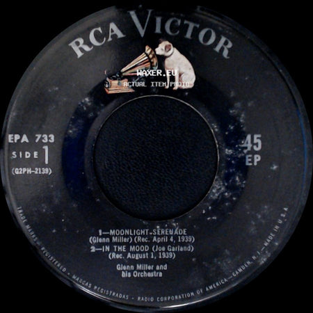 Glenn Miller And His Orchestra - Moonlight Serenade / In The Mood / Tuxedo Junction / String Of Pearls side A