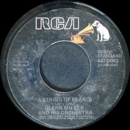 Glenn Miller And His Orchestra - In The Mood / A String Of Pearls side B