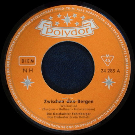 Die Geschwister Fahrnberger - Zwischen Den Bergen / Hörst Auch Du Die Glocken! side A