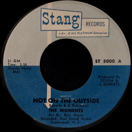 The Moments - Understanding / Not On The Outside side B